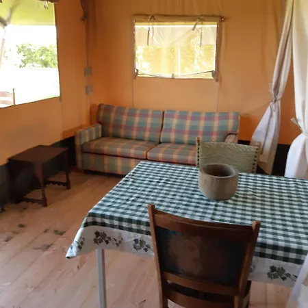 Buitenplaats אוהל מפואר מדמבליק