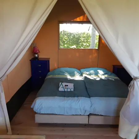 Buitenplaats אוהל מפואר